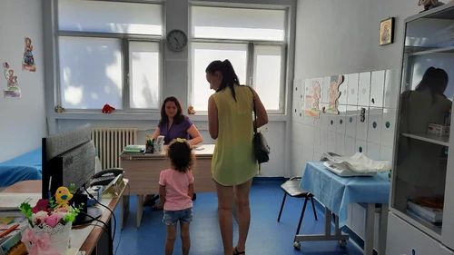 Zeci de copii sunt aduși de părinți la medicul Gina Anica. SURSA SJU Buzău