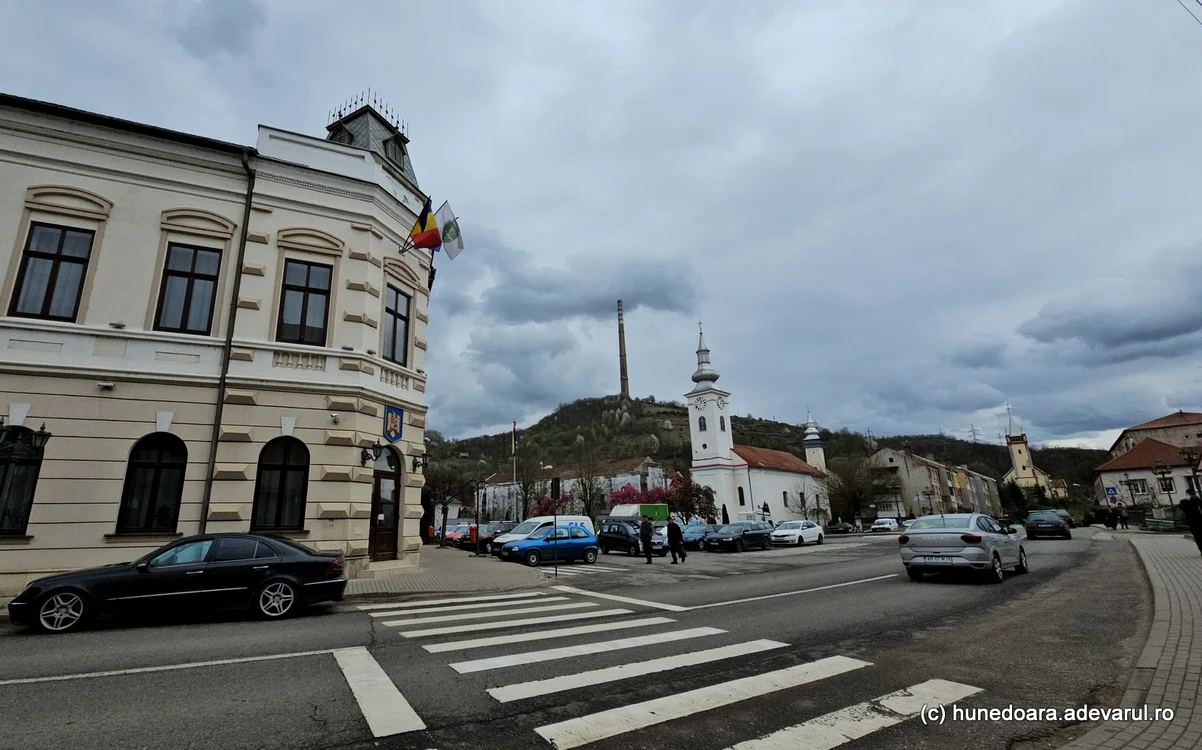 Turnul de evacuare a gazelor, vizibil din toate colțurile orașului Zlatna. Foto: Daniel Guță. 