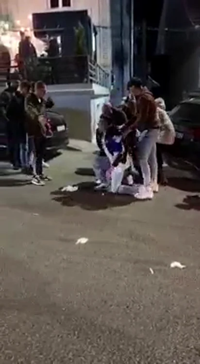 Tânăr bătut în stradă la Cavajna FOTO Captură video