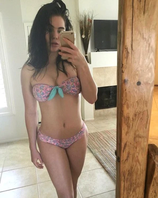 McKayla Maroney, în lenjerie intimă
