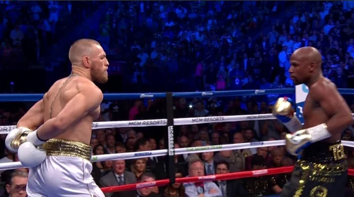 
    Mc Gregpr are fața schimonosită după ce a primit o lovitură puternică în față de la MayweatherFoto: Twitter  