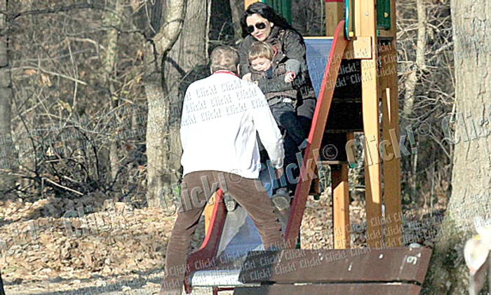 Petre Roman şi soţia lui,  Silvia Chifiriuc, au profitat  de vremea însorită şi s-au  distrat în zona pădurii  Băneasa alături de băieţelul lor, Petrus (fotografii: c.p.)