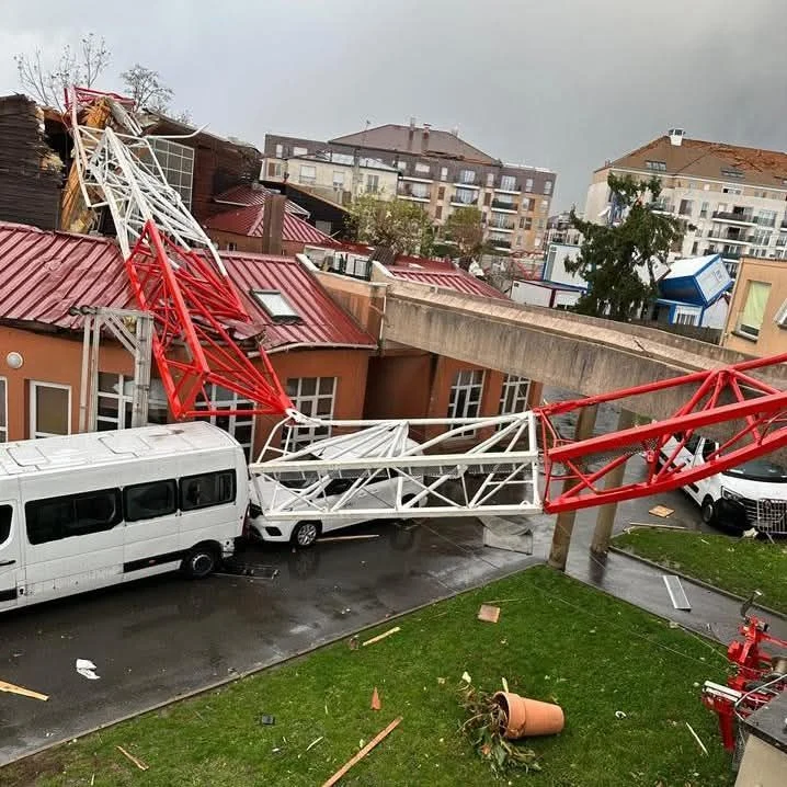 O tornadă devastatoare a lovit un oraș de lângă Paris. Un om a murit, alți patru au fost răniți