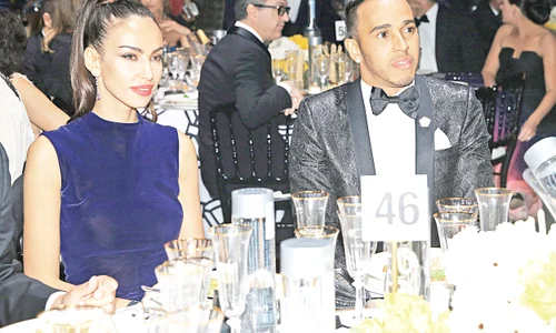 22 mai 2015 Campionul de  Formula 1 Lewis  Hamilton nu şi a  putut lua ochii  de la superba  româncă toată seara jpeg