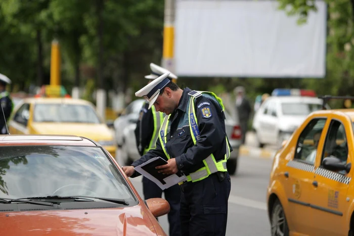 Poliţişti de la Rutieră şi voluntari vor sta de vorbă cu şoferii despre pericolele din trafic (Foto arhivă)