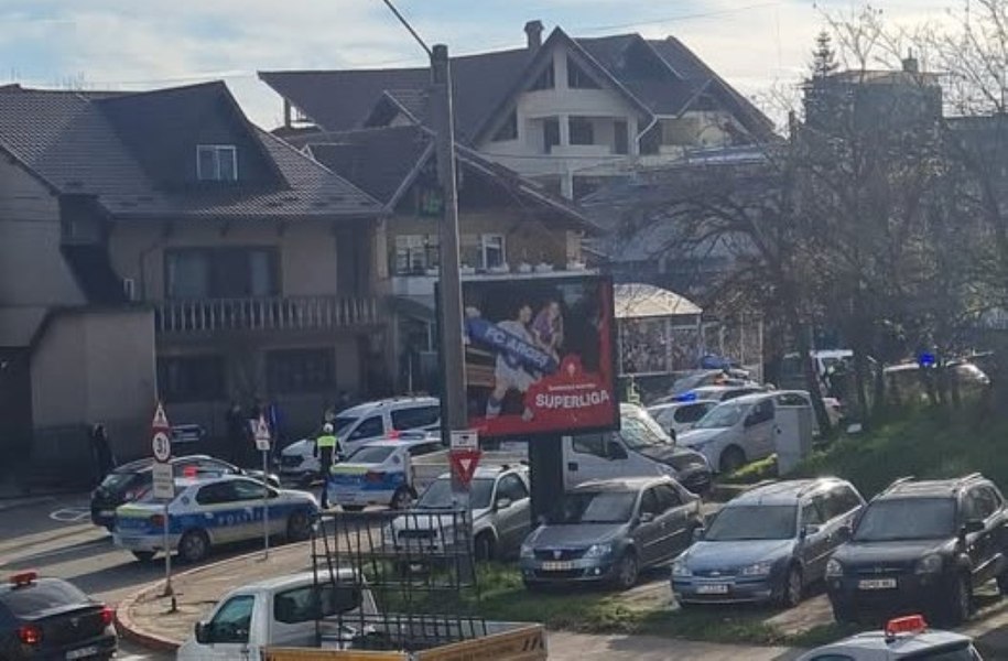 Bătaie în stradă, lângă un liceu din Piteşti. Patru tineri au fost duși la audieri