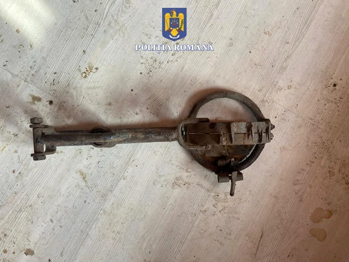 O capcană pentru vânat găsită de polițiști la percheziții FOTO Bistrița-Năsăud