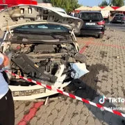 Una dintre mașinile distruse în parcarea Complexului Dragonul Rosu  FOTO: Captură video TikTok botantextil