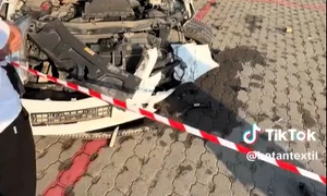 Una dintre mașinile distruse în parcarea Complexului Dragonul Rosu  FOTO: Captură video TikTok botantextil