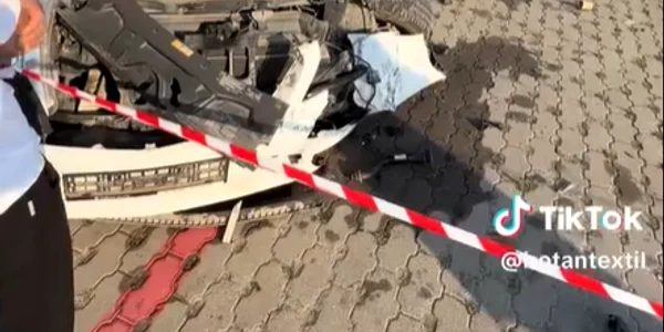 Una dintre mașinile distruse în parcarea Complexului Dragonul Rosu  FOTO: Captură video TikTok botantextil