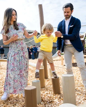 Prințul Carl Philip și Sofia ai Suediei, alături de fiul lor, Julian