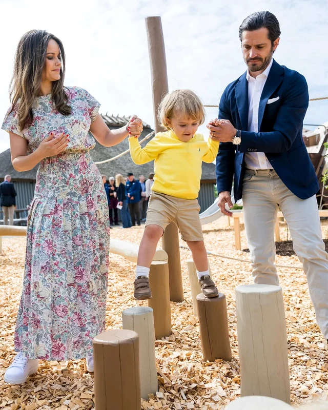 Prințul Carl Philip și Sofia ai Suediei, alături de fiul lor, Julian