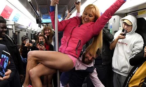 Pasagerii londonezi au călătorit cu metroul în chiloți jpg