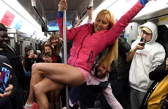 Pasagerii s-au dezbrăcat în lenjerie intimă (Foto: Profimedia)