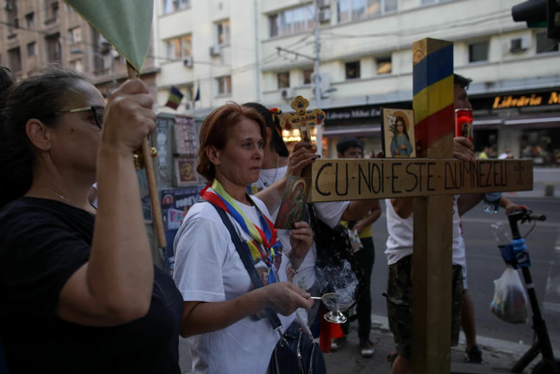 
    Doi dintre  participanții  la parada diversităţii  