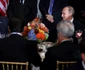 Preşedintele american Barack Obama (S) şi preşedintele rus Valdimir Putin ciocnesc în timpul unei prânz găzduit de Secretarul General al Organizaţiei Naţiunilor Unite Ban Ki-moon în cadul celei de a 70 a Adunare Generală a ONU la sediul ONU în New Yo