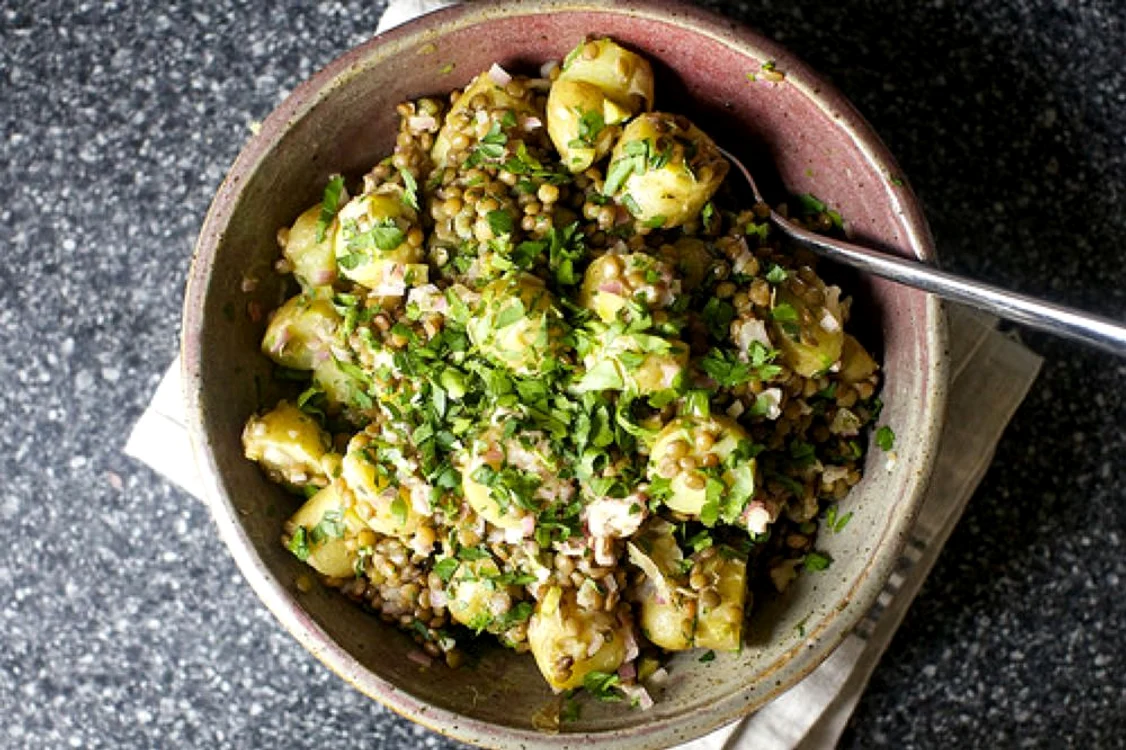 salata calda de linte cu cartofi jpeg