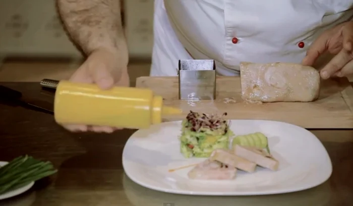 Balotină de pui cu fistic, roşii confiate şi măsline verzi