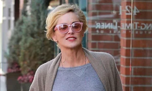Sharon Stone a optat pentru o ţinută casual şi a renunţat la sutien jpeg