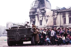 Soldaţii Armatei Române și bucureștenii, în luptă cu „teroriștii” în faţa clădirii Bibliotecii Centrale Universitare (© Getty Images)