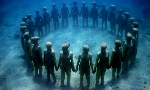 Jason deCaires Taylor mai are sculpturi expuse în muzee subacvatice din Bahamas, Mexic și Antile jpeg