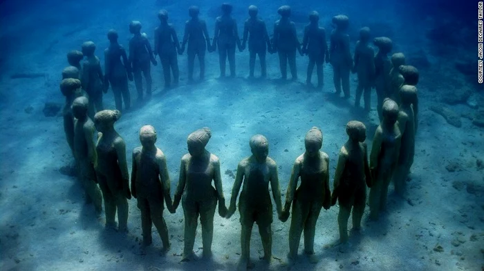 Jason deCaires Taylor mai are sculpturi expuse în muzee subacvatice din Bahamas, Mexic și Antile