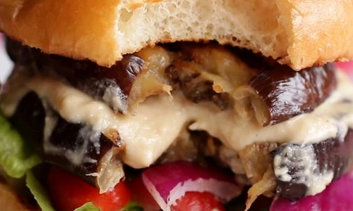 Burger cu vinete şi hummus jpeg