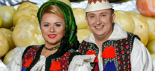 Lupu și Cornelia Rednic nu duc grija conservelor pentru iarnă, fiind ajutați de mama-soacră