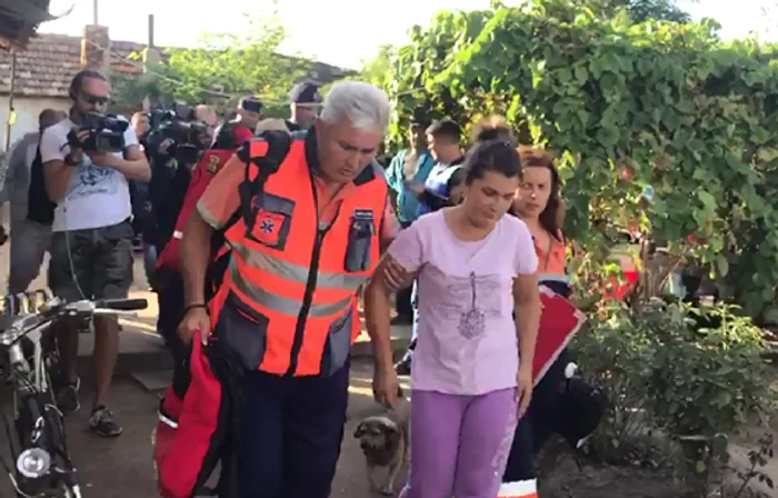 Mama și bunicul Luizei Melencu au acuzat stări de rău după ce autoritățile au venit să o ia cu forța pe femeie de acasă 