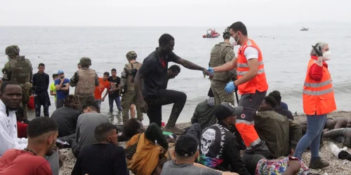Migranţi Maroc enclava spaniolă Ceuta - 18 mai 2021 / FOTO EPA - EFE