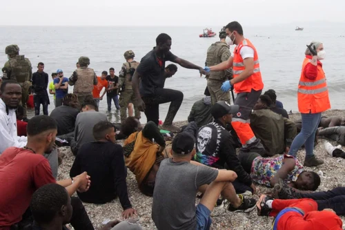 Migranţi Maroc enclava spaniolă Ceuta - 18 mai 2021 / FOTO EPA - EFE