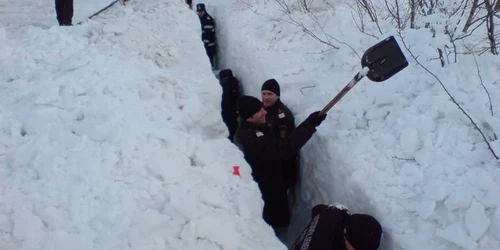 Militarii ISU săpând șanțuri în zăpada de la Nicorești.