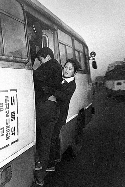 Autobuz local din staţia Eulgi-ro, Seoul, 1976