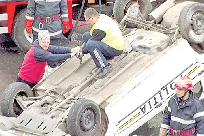 Maşinile de poliţie, cu puţin timp înainte să plece în misiune