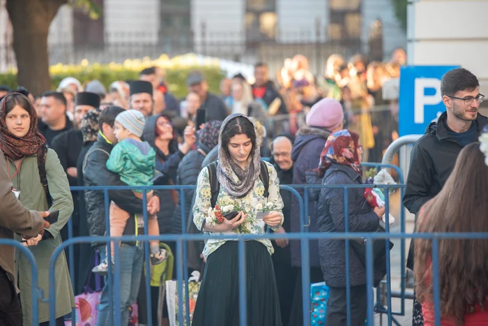 Pelerini pe culoarul spre racla Sfintei Parascheva. FOTO Andrei Luca