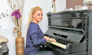 Pianina familiei e veche  de 60 de ani  „Eu am  cântat de la 5 ani, dar  recunosc că nu prea am  mai exersat”, spune Oana jpeg
