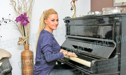 Pianina familiei e veche  de 60 de ani  „Eu am  cântat de la 5 ani, dar  recunosc că nu prea am  mai exersat”, spune Oana jpeg