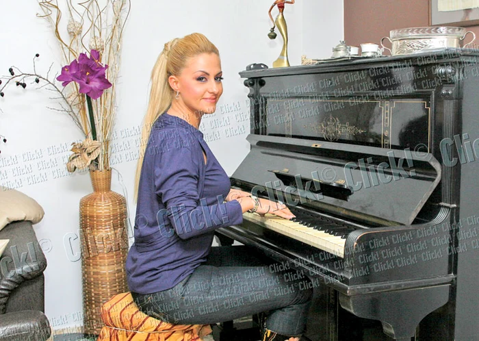 Pianina familiei e veche de 60 de ani. „Eu am cântat de la 5 ani, dar recunosc că nu prea am mai exersat”, spune Oana