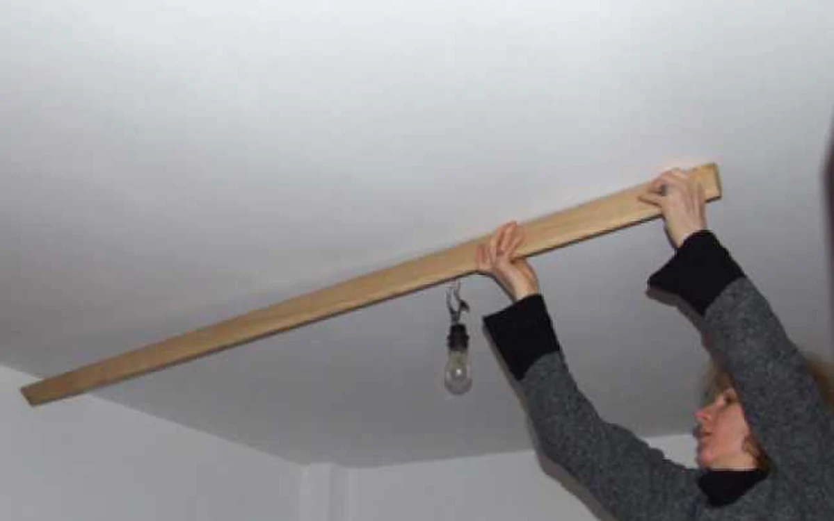 Neamţ: Trăieşte de doi ani cu spaima că se prăbuşeşte vecinul peste ea