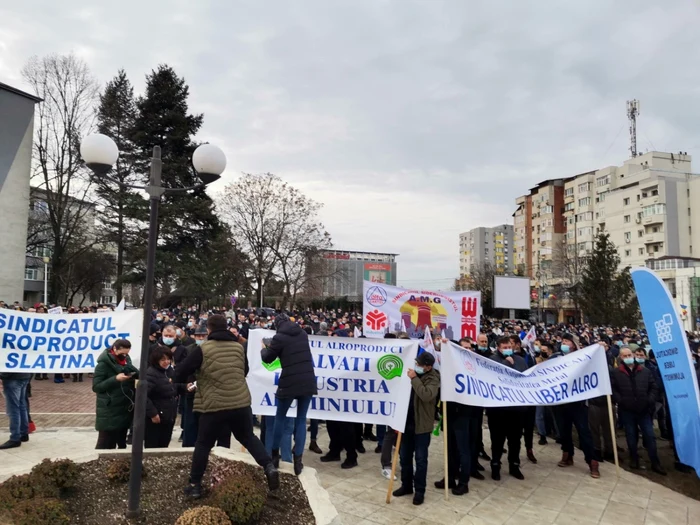 Sute de angajaţi au protestat joi, 6 ianuarie 2022, în faţa Prefecturii Olt, cerând soluţii pentru rezolvarea crizei de energie cu care se confruntă ALRO FOTO: Alina MItran