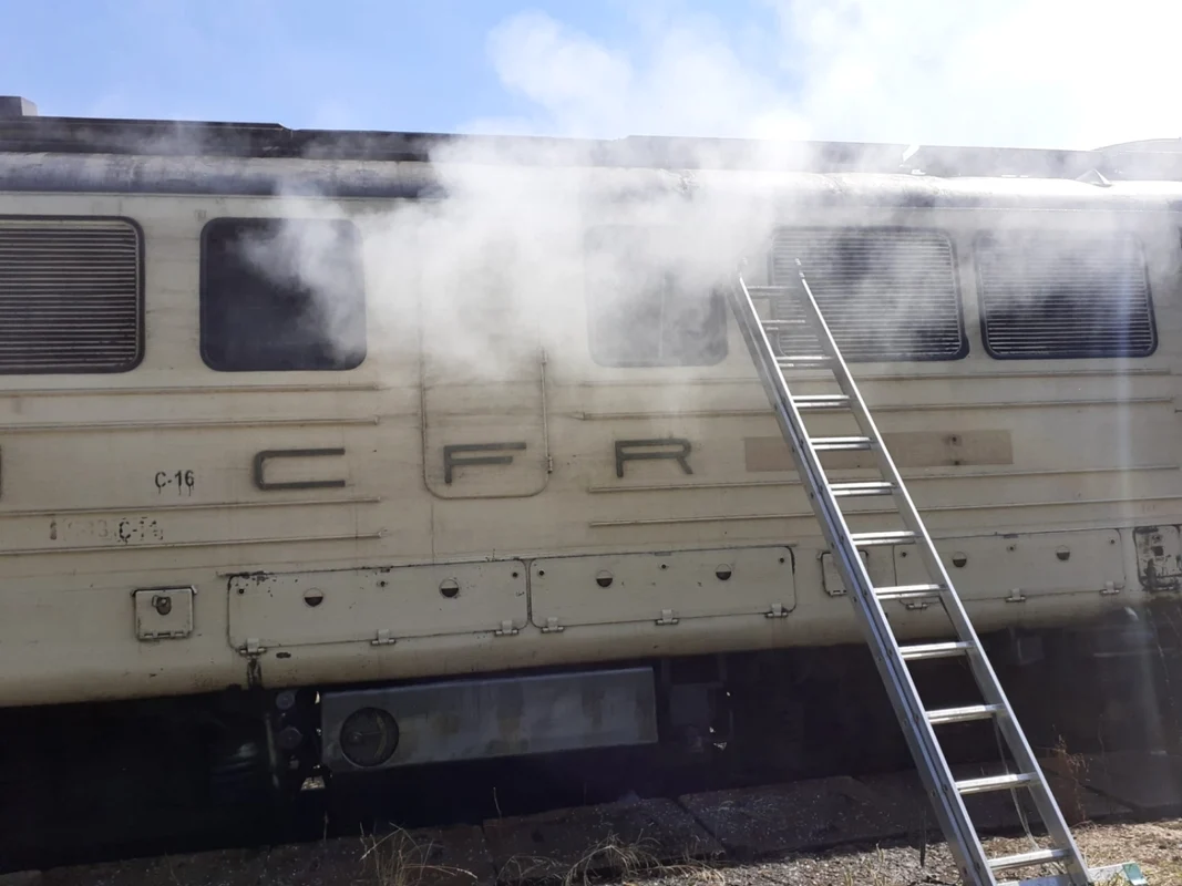 Locomotivă în flăcări pe Valea Oltului Imagini ISU Vâlcea