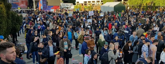 Poliţiştii şi jandarmii încearcă să-i identifice pe protestatarii din Iaşi FOTO: Foto Alexandra Cheroiu