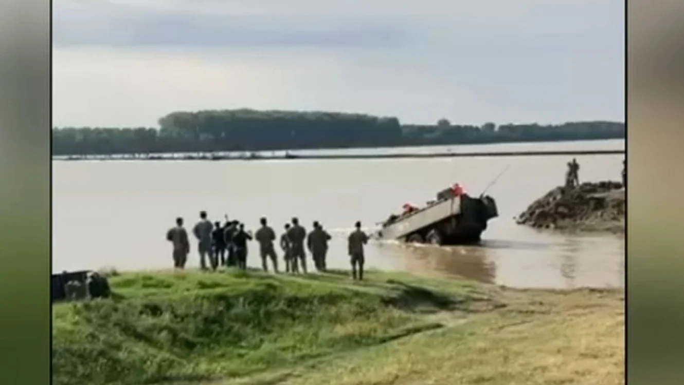 Blindatul Piranha III a intrat în apă