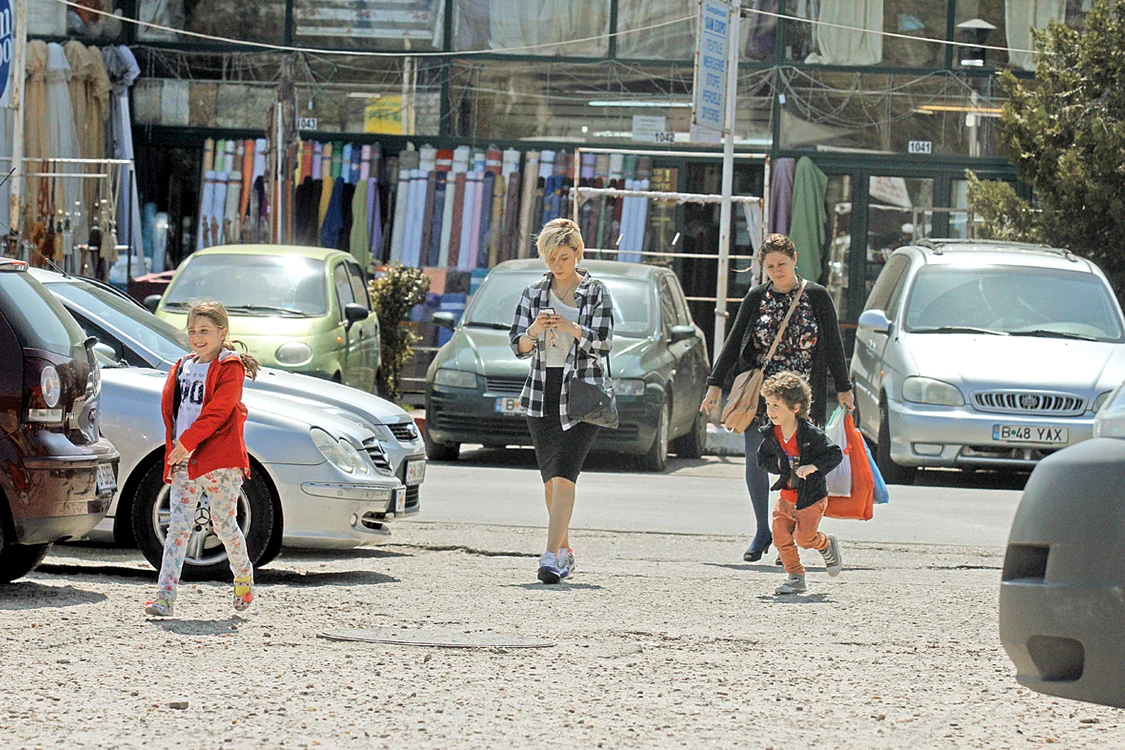 
    Blondina a fost însoţită de cei doi nepoţei, Alessia şi RareşFoto: Blitz  
