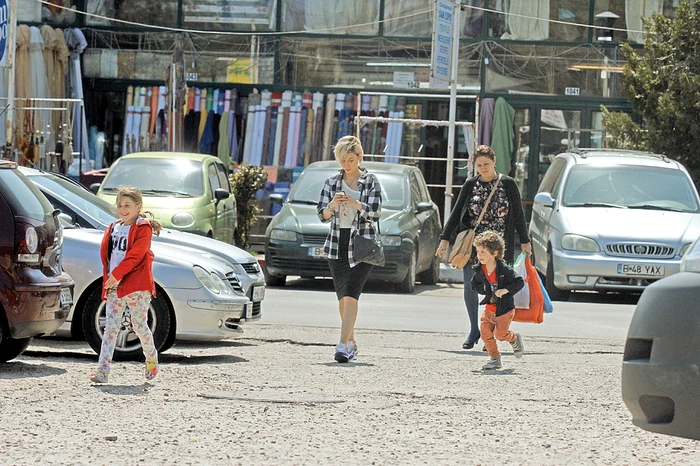Blondina a fost însoţită de cei doi nepoţei, Alessia şi RareşFoto: Blitz