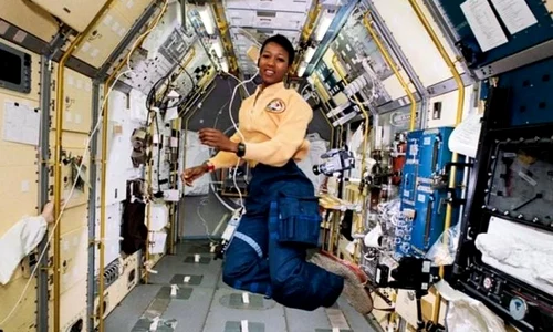 Proiectul „100 Year Starship” va fi condus de prima femeie de culoare care a ajuns în spaţiu jpeg