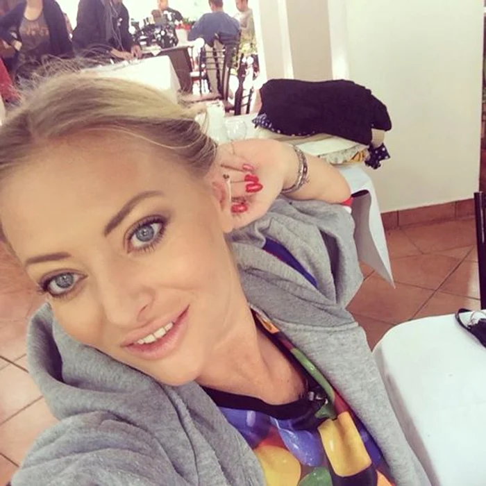 
    Delia în oraş alături de o bătrânică vicioasăFoto Instagram  