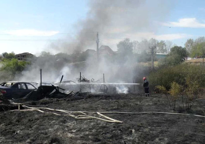 Pompierii au stins flăcările abia după 40 minute