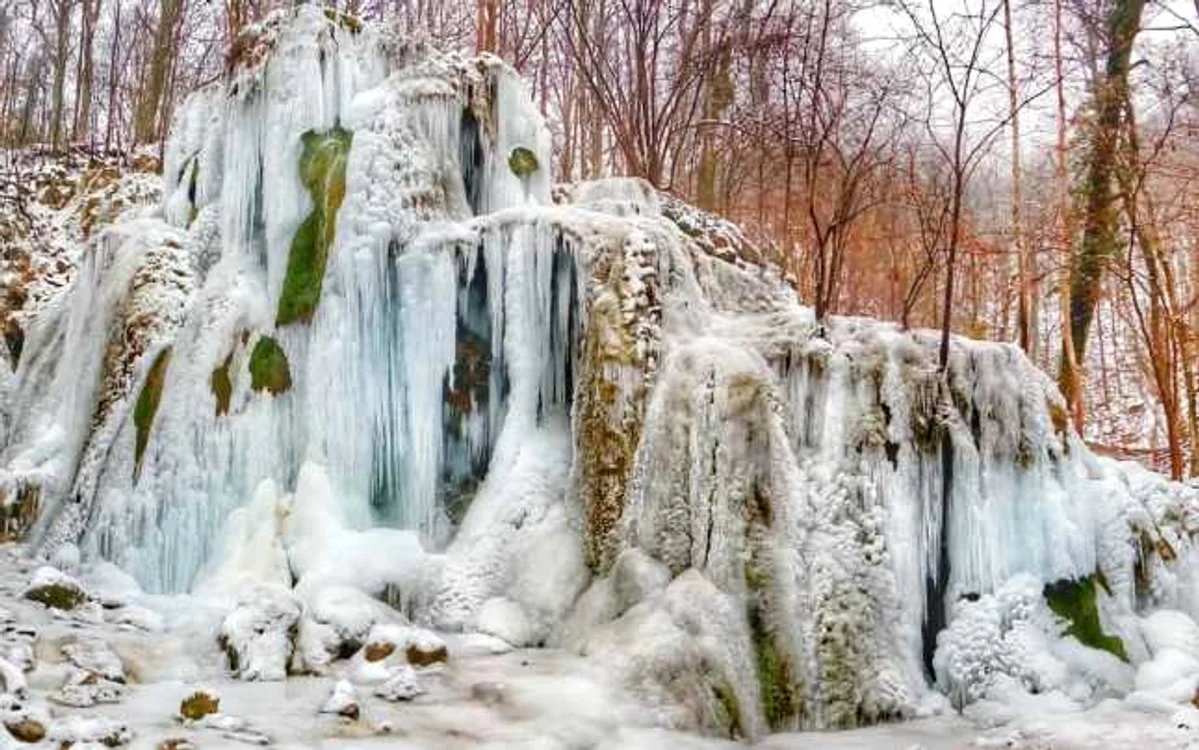 cascada beusnita iarna