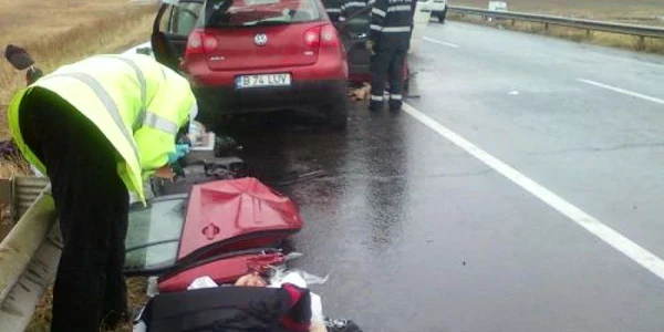 Şoferiţa a încercat să evite un câine care a apărut în mijlocul drumului şi s-a izbit de un microbuz care venea din sens opus
